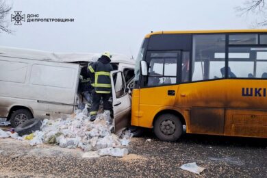 Смертельна автотроща за участю шкільного автобусу на Дніпропетровщині: загиблі і багато постраждалих (фото)