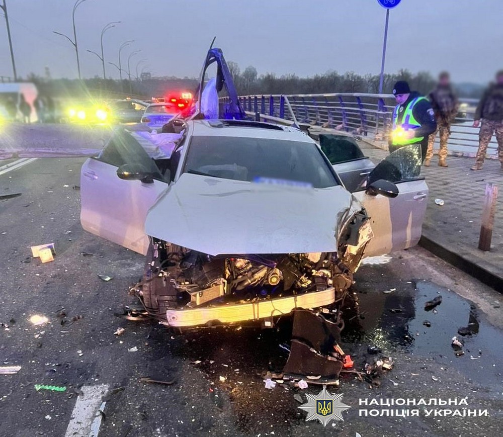 Не впорався з керуванням і влетів у відбійник: внаслідок ДТП у Києві сьогодні багато постраждалих