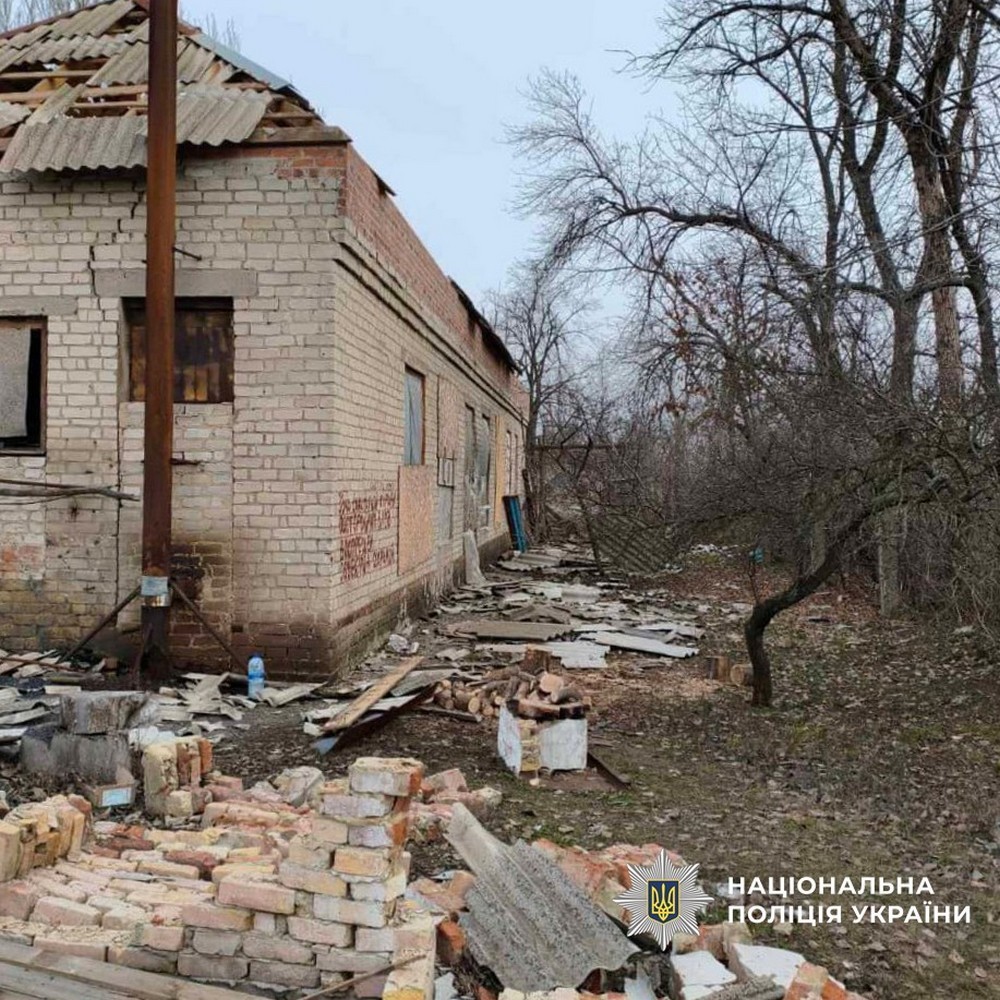 Троє вбитих і четверо поранених, зруйновано будинок молитви, адмінбудівлю, багатоповерхівки: наслідки обстрілів на Донеччині (фото) Троє вбитих і четверо поранених, зруйновано будинок молитви, адмінбудівлю, багатоповерхівки: наслідки обстрілів на Донеччині (фото)