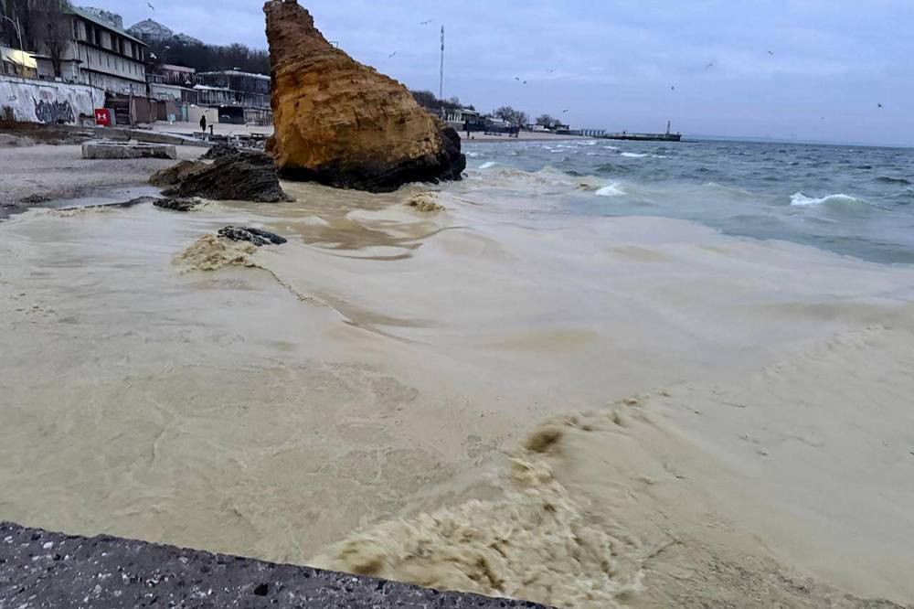 Біля двох пляжів в Одесі виявили плями, схожі на нафтові — МВА