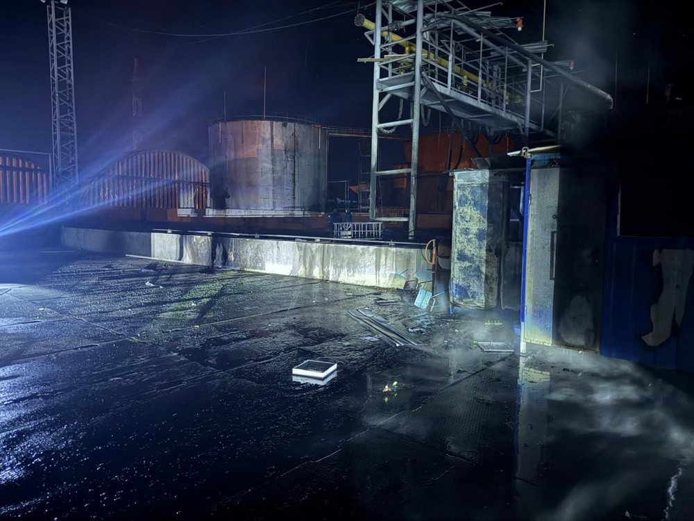 Міністр Олексій Кулеба повідомив, що порти Одещини всю ніч зазнавали безперервних ворожих ударів.  Внаслідок влучання безпілотників пошкоджені елеватори, склади цивільних підприємств, баржа, судна під прапорами Словаччини та Республіки Палау. На місцях влучань рятувальники ліквідовують пожежі. Працівники портів продовжують обстеження пошкоджень.