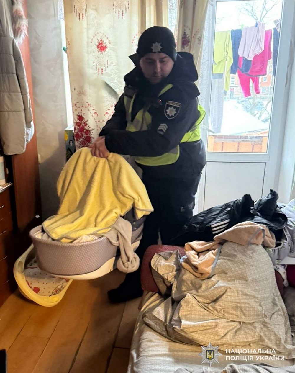 В квартирі виявили півторамісячне немовля і 8-річну дівчинку: на Львівщині матір зачинила дітей і зникла (фото)