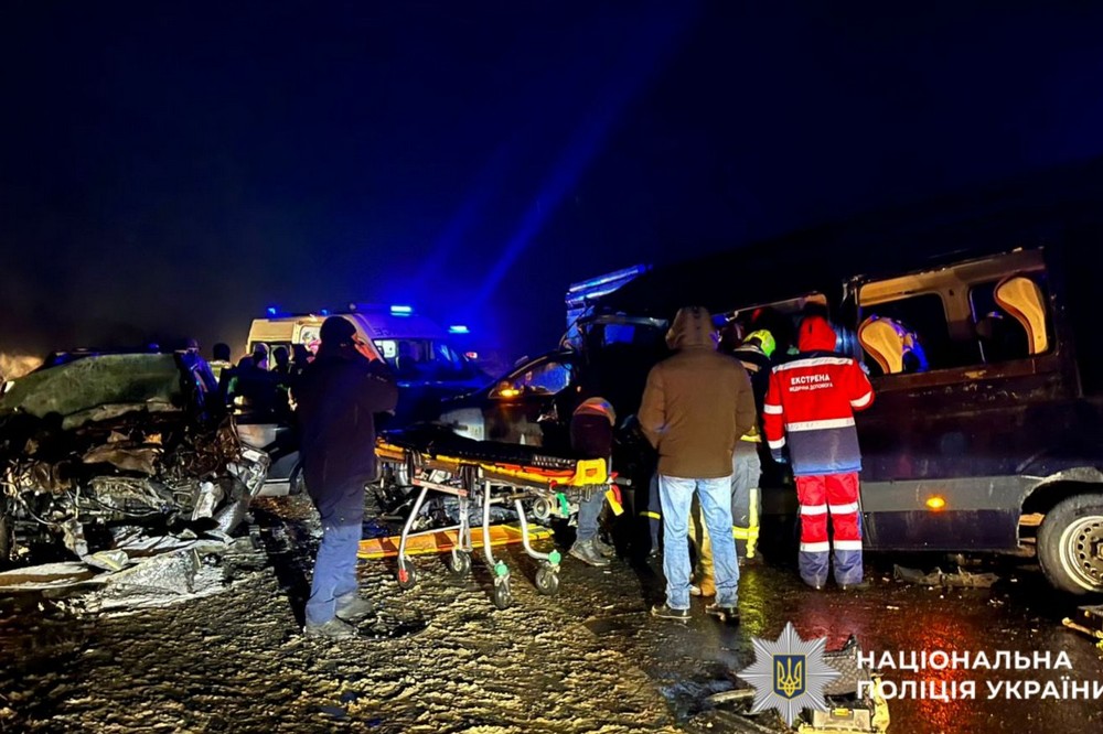 Масштабна ДТП на Київщині за участю маршрутки сталася пізно ввечері 28 грудня.