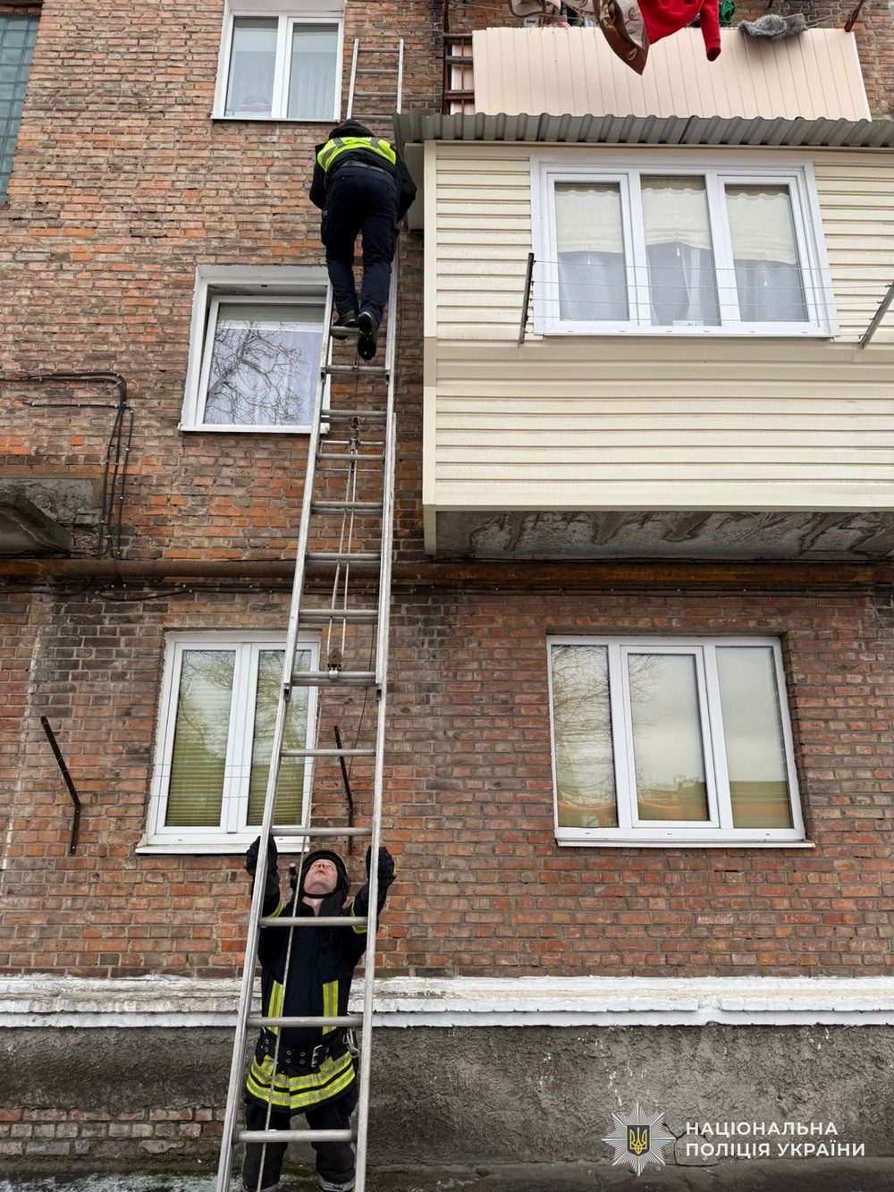 В квартирі виявили півторамісячне немовля і 8-річну дівчинку: на Львівщині матір зачинила дітей і зникла (фото)