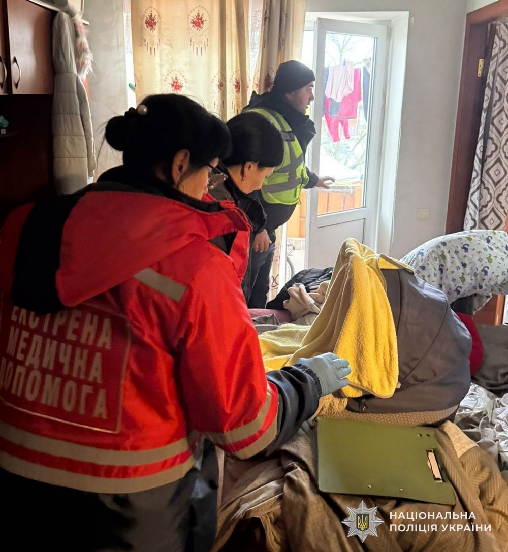 В квартирі виявили півторамісячне немовля і 8-річну дівчинку: на Львівщині матір зачинила дітей і зникла (фото)