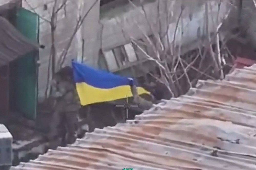 ЗСУ підняли український прапор у центрі Покровська (відео) 1 ЗСУ підняли український прапор у центрі Покровська (відео)