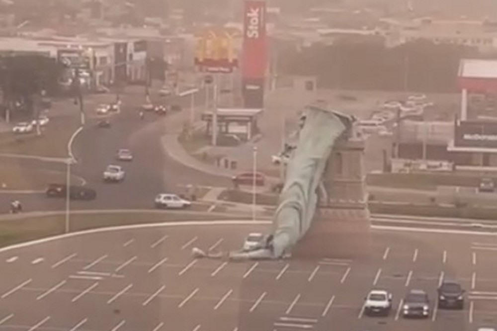 Відео моменту: 24-метрова статуя Свободи в Бразилії завалилася через потужний вітер 1 Відео моменту: 24-метрова статуя Свободи в Бразилії завалилася через потужний вітер