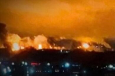 Сили оборони уразили НПЗ у Ярославській області РФ та низку об’єктів на ТОТ України – подробиці Сили оборони уразили НПЗ у Ярославській області РФ та низку об’єктів на ТОТ України Повідомили у Генштабі ЗСУ, передають Новини України – НСН. В рамках зниження наступального потенціалу противника та ускладнення постачання пального і боєприпасів до військових частин окупантів, підрозділи Сил оборони України уразили потужності нафтопереробного заводу «Славнефть-ЯНОС» у Ярославській області рф. «Це один з найбільших НПЗ окупантів, який здатен переробляти від 15 млн тонн нафти та нафтового конденсату на рік. Залучений у забезпеченні збройних сил російських загарбників», зазначили у Генштабі. Обсяги завданих збитків уточнюються. Сили оборони уразили НПЗ у Ярославській області РФ Сили оборони України також завдали ударів по низці об’єктів на тимчасово окупованій території України. Зокрема, було уражено склад боєприпасів у районі села Авдіївське (колишнє Первомайське) та місця зосередження живої сили ворога у районах Мирнограда та Родинського Донецької області. Втрати ворога уточнюються. «Сили оборони і надалі вживатимуть заходів для підриву наступального потенціалу російських загарбників та змушення російської федерації припинити збройну агресію проти України», наголосили у Генштабі. Ще новини України: