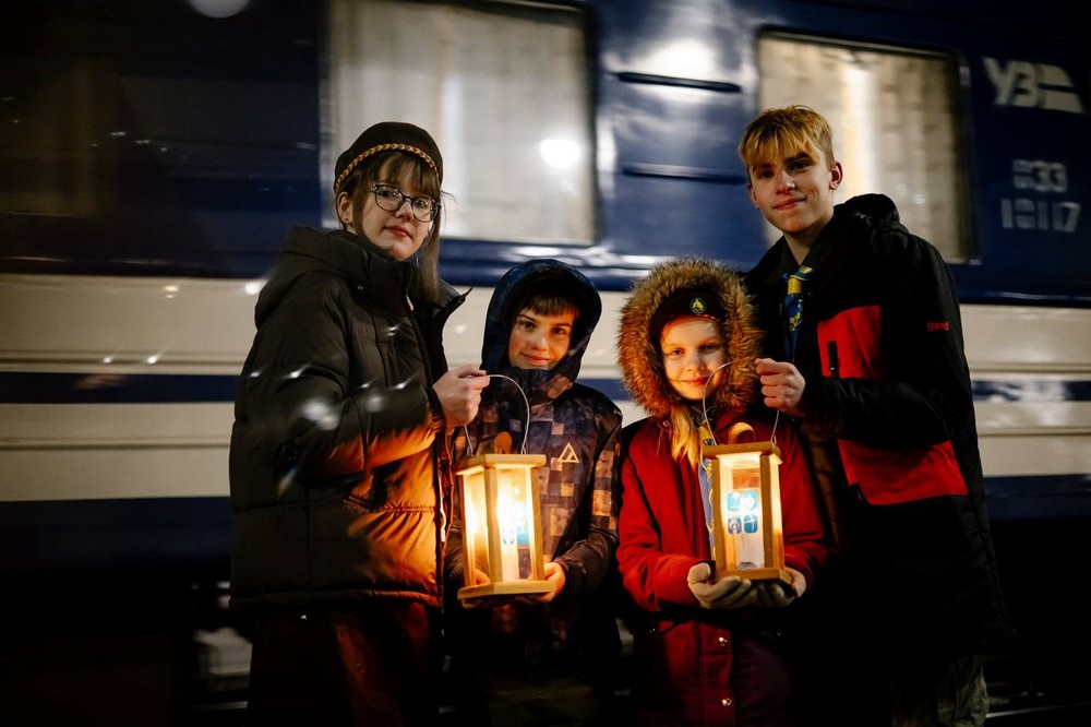 В Україну прибув Вифлеємський вогонь миру (фото) 1 Вифлеємський вогонь миру
