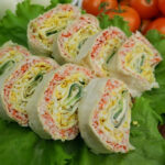 Закуска з лаваша з крабовими паличками