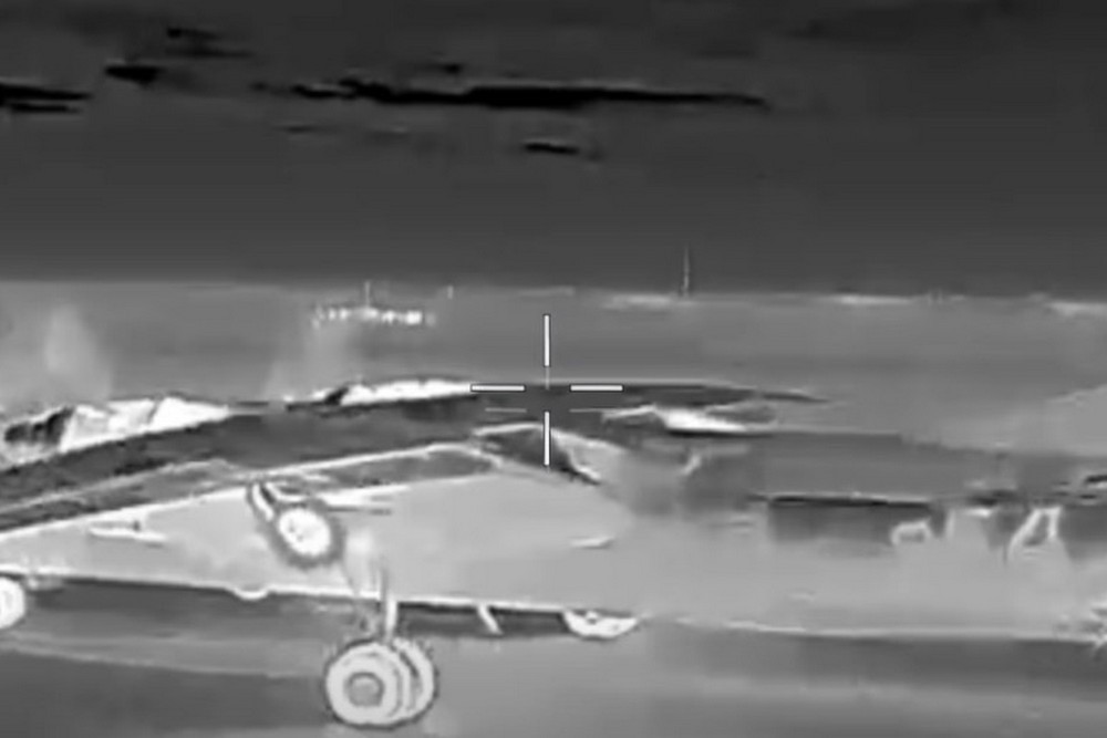 Дрони ГУР спалили літак Ан-26 і радари ППО ворога в окупованому Криму (відео) 1 Дрони ГУР спалили літак Ан-26 і радари ППО ворога в окупованому Криму (відео)