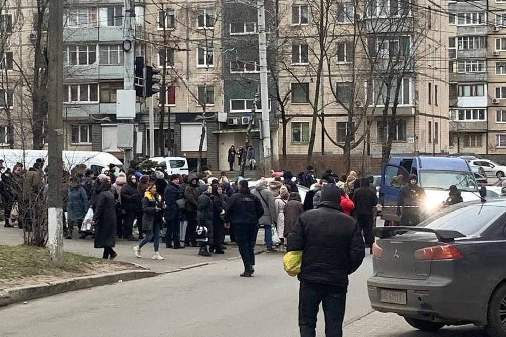 У Дніпрі чоловік поранив двох військовослужбовців ТЦК – що відомо (фото, відео) 1 У Дніпрі чоловік поранив двох військовослужбовців ТЦК – що відомо