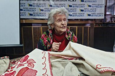 Крізь полум’я війни: історія про порятунок 90-річної вишивальниці у Запоріжжі