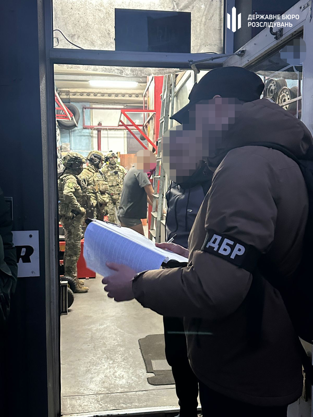 Посадовці військової частини з Хмельниччини заробляли на підлеглих: деталі від ДБР Посадовці військової частини з Хмельниччини заробляли на підлеглих: деталі від ДБР