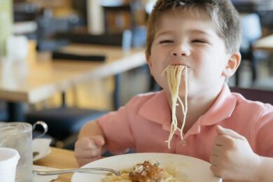 Безкоштовне харчування у школах для всіх учнів: названо дату старту програми