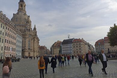 Табу на сніжки, піщані замки на пляжі і жовтий колір: найдивніші закони світу, які шокують туристів