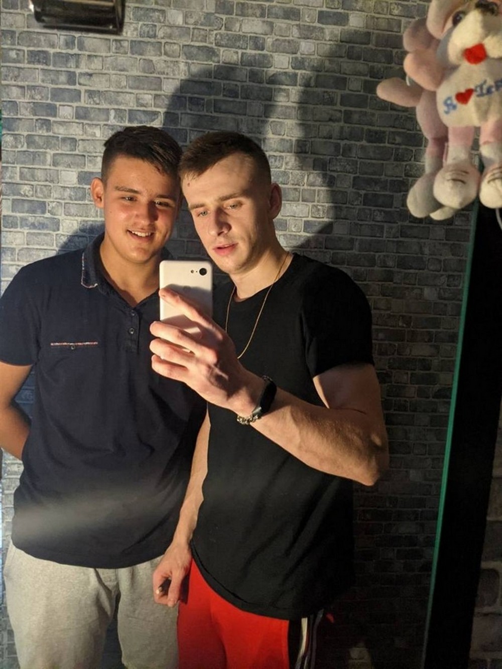 «Зателефонували з підвалу: «Кольки немає». «Я не зрозуміла, як це немає?» - 15-річний Микола ніс молоко літнім людям, коли поруч розірвався снаряд – історії вбитих дітей України