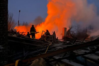 Є загиблий і 4 поранених, пошкоджено відділення пошти, заклад освіти – ворог обстріляв 10 населених пунктів Донеччини