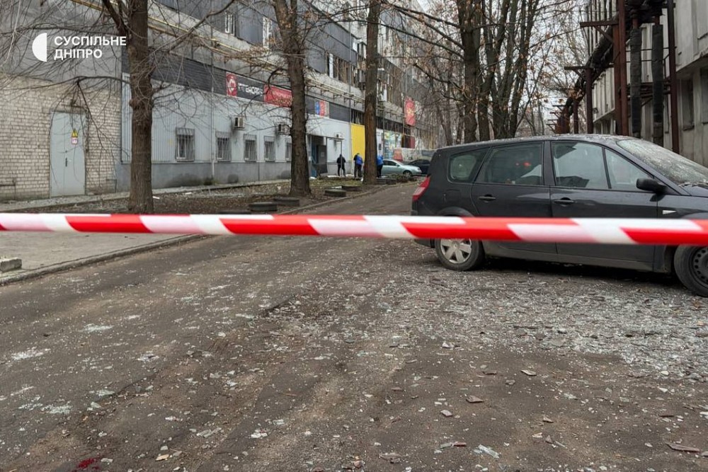 Є загиблі, багато поранених, під завалами шукають людей: ворог вдарив ракетою по Дніпру 1 грудня (фото, відео) 1 Є загиблі, багато поранених, під завалами шукають людей: ворог вдарив ракетою по Дніпру 1 грудня