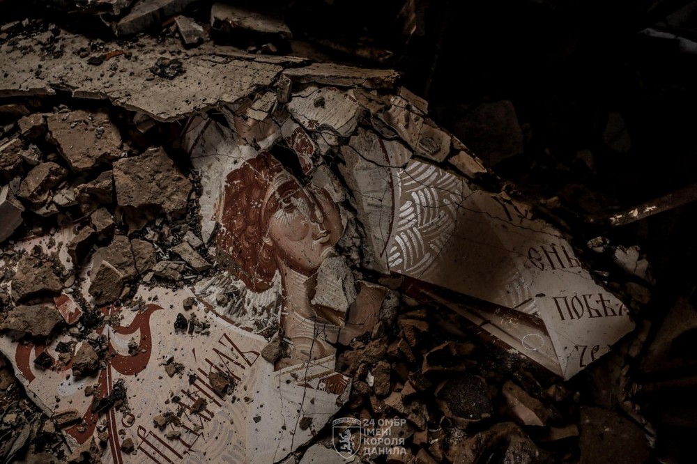 Звертаюсь до Вас з приводу будинку №17 по вул. Кошовій у м. Львові. Річ у тім, що це самий справжній притон для різних асоціальних елементів. У кв. №2 живе психічнохворий Ібрагім Аль-Коні, який атакує без причини перехожих (купа заяв у поліції, відео з його затриманням Вам надсилаю). Мати Аль-Коні – відома львівська письменниця, член Спілки письменників, Яніна Волосецька Аль-Коні. Це ходяча бомба «уповільненої дії», яка може в будь-яку мить натворити страшних речей. У кв. №3 живе Гамарник Р.Б. (1978 р.н.) – рецидивіст (4 судимості), ніде не працює, надає прихисток «товарищам». У кв. №4 – алкоголік Лещук С.В. поселив у себе кілька п’яниць. Мешканці кв. №3 та №4 мають величезні борги за комунальні послуги, нелегально під’єднали електрику. Уся вулиця і прилеглі потерпають від цього притону. На фронті гинуть молоді хлопці, цвіт нації, а ця погань псує життя оточуючим. Правоохоронці не реагують. Регулярно приїздить патрульна поліція – огляне будинок і на тому все. Прошу допомогти у вирішенні проблеми, зв’язатись з письменницею Волосецькою Аль-Коні, направити до будинку журналістів, нехай про ці події дізнається громадськість. 