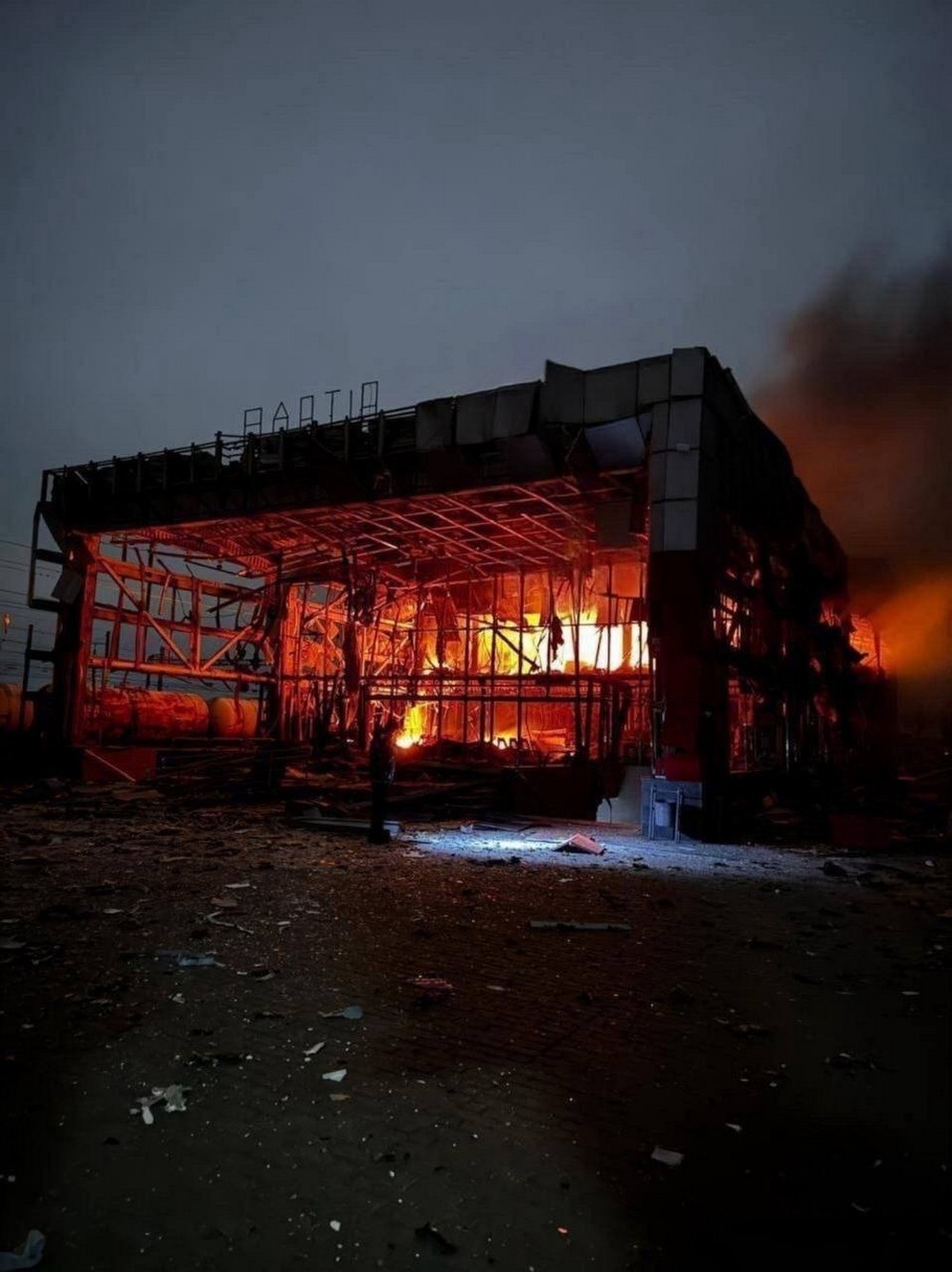 Масована нічна повітряна атака 6 грудня: удари по енергетиці, знищено вокзал, є поранені – все, що відомо Масована нічна повітряна атака 6 грудня: удари по енергетиці, знищено вокзал, є поранені – все, що відомо