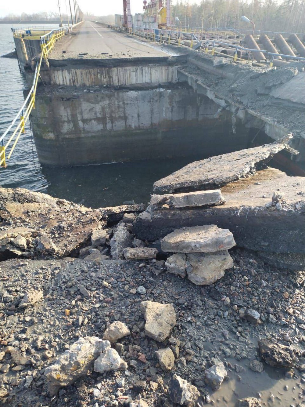 Окупанти вдарили по греблі Печенізького водосховища: мешканців просять зберігати спокій Окупанти вдарили по греблі Печенізького водосховища: мешканців просять зберігати спокій