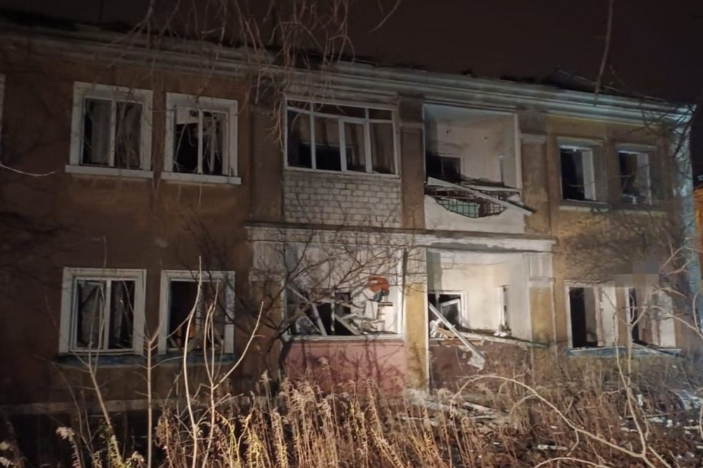 Троє вбитих і 16 поранених, серед них діти. Пекло на Донеччині продовжують влаштовувати окупанти. Мешканців закликають евакуюватися. Троє вбитих і 16 поранених, серед них діти. Пекло на Донеччині продовжують влаштовувати окупанти. Мешканців закликають евакуюватися.