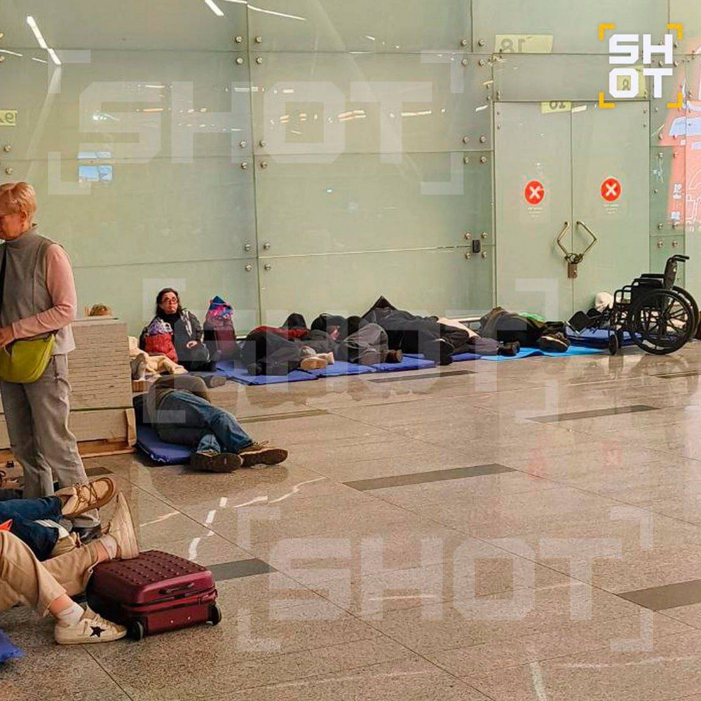 Через нічну атаку БПЛА в московських аеропортах затримали понад 170 рейсів. Через нічну атаку БПЛА в московських аеропортах затримали понад 170 рейсів.