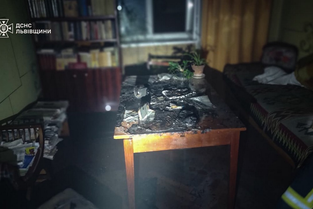 Через запалену свічку пенсіонерка отримала опіки рук та ніг: подробиці пожежі у Львові від ДСНС 1 Внаслідок пожежі у Львові постраждала 79-річна жінка, яка намагалася самостійно загасити вогонь. Вона госпіталізована.