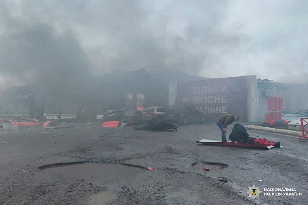 Росіяни посеред дня вдарили по АЗС на Харківщині: багато поранених 1 Росіяни посеред дня вдарили по АЗС на Харківщині: багато поранених