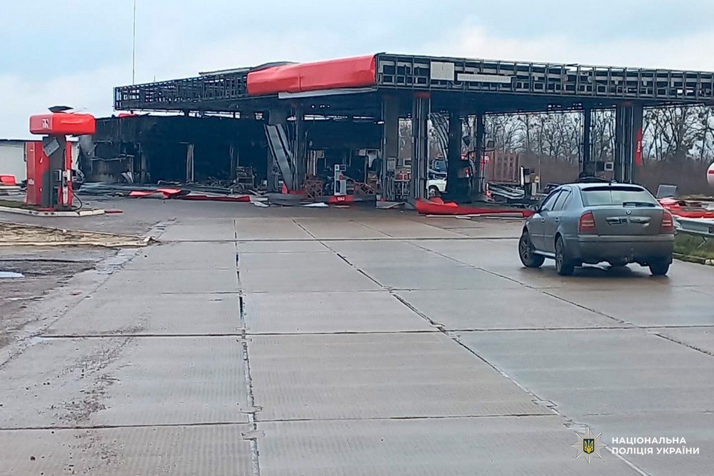 Росіяни посеред дня вдарили по АЗС на Харківщині: багато поранених