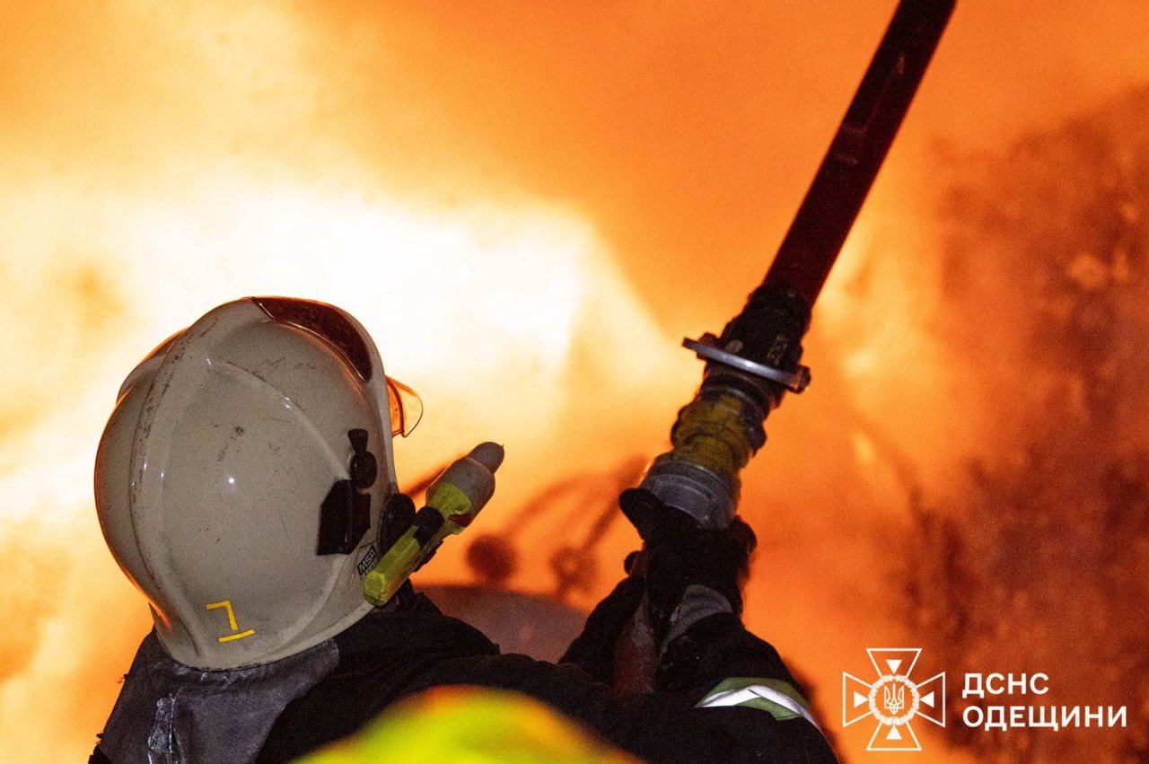 Фото наслідків атаки на Одещину від ДСНС Фото наслідків атаки на Одещину від ДСНС