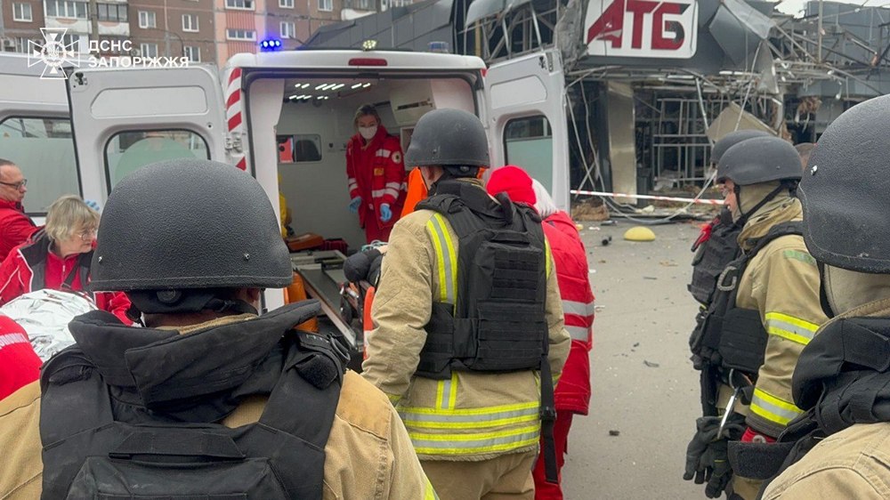 Серед постраждалих дитина, двоє рятувальників і поліцейський, пошкоджено АТБ – ворог вдарив по Запоріжжю Серед постраждалих дитина, двоє рятувальників і поліцейський, пошкоджено АТБ – ворог вдарив по Запоріжжю