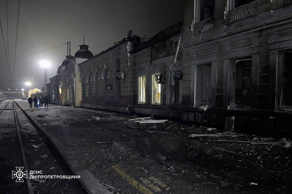 Ворог розбив вокзал на Дніпропетровщині, серед поранених рятувальник, затримуються потяги Ворог розбив вокзал на Дніпропетровщині, серед поранених рятувальник, затримуються потяги
