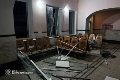 Ворог розбив вокзал на Дніпропетровщині, серед поранених рятувальник, затримуються потяги