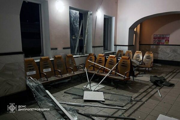 Ворог розбив вокзал на Дніпропетровщині, серед поранених рятувальник, затримуються потяги