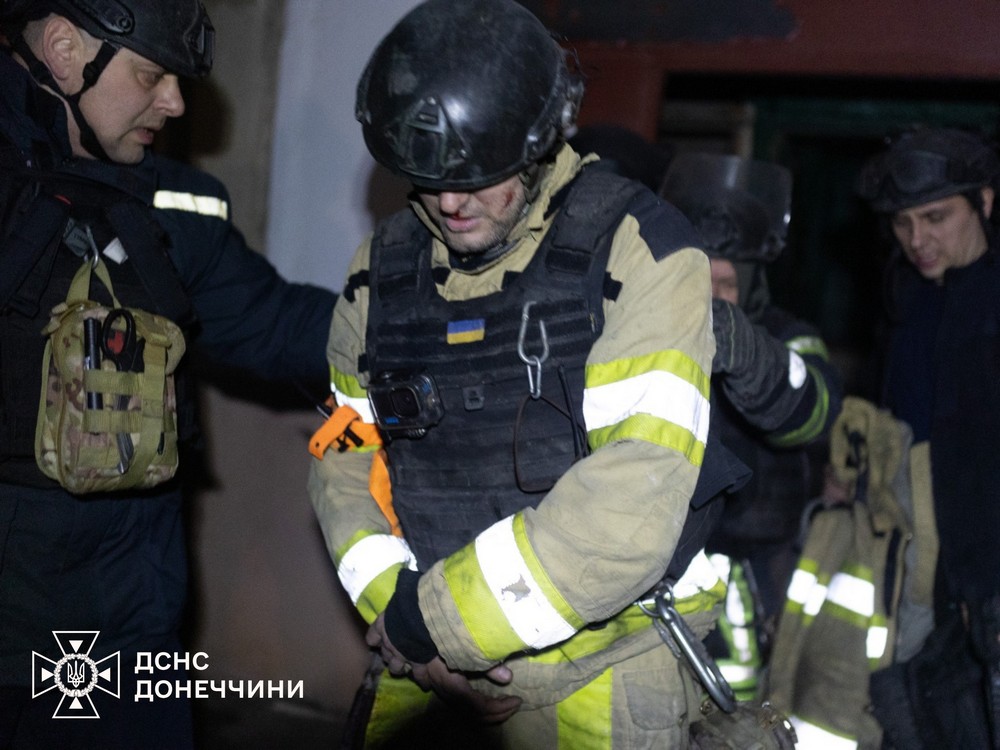 Через влучання в автоцистерну поранено 4 рятувальників у Дружківці: ворог атакував FPV-дроном