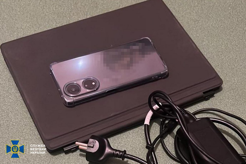 Начальник медпідрозділу бойової бригади ЗСУ шпигував для росіян. СБУ затримала «крота» рф у Силах оборони. Зрадник коригував атаки рашистів по складах з боєприпасами і дронами ЗСУ.