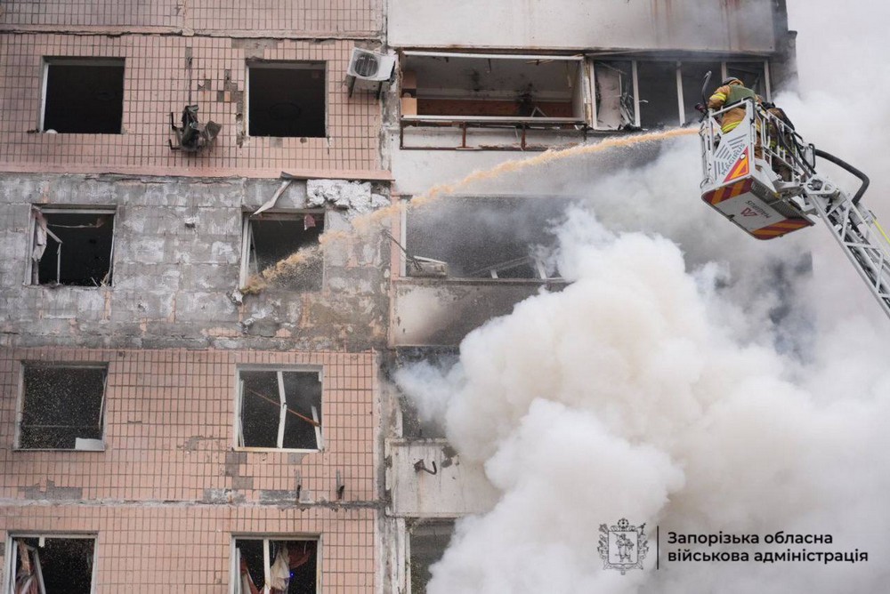 Щонайменше 21 людина, в тому числі одна дитина, постраждали внаслідок ворожої атаки на Запоріжжя та Запорізький район. Росіяни запустили керовані авіабомби, зруйнувавши житлові будинки та пошкодивши об'єкт інфраструктури і навчальний заклад . Усі поранені отримують необхідну медичну допомогу. 