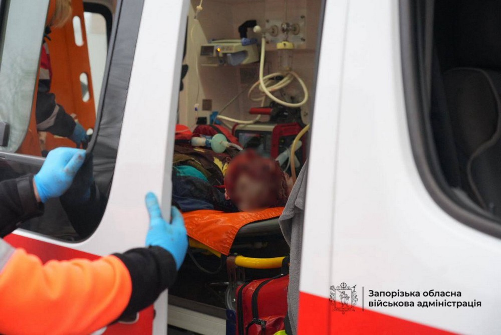 Щонайменше 21 людина, в тому числі одна дитина, постраждали внаслідок ворожої атаки на Запоріжжя та Запорізький район. Росіяни запустили керовані авіабомби, зруйнувавши житлові будинки та пошкодивши об'єкт інфраструктури і навчальний заклад . Усі поранені отримують необхідну медичну допомогу. 