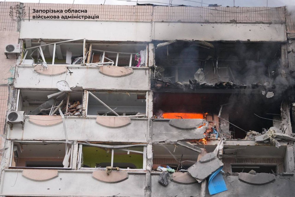 Щонайменше 21 людина, в тому числі одна дитина, постраждали внаслідок ворожої атаки на Запоріжжя та Запорізький район. Росіяни запустили керовані авіабомби, зруйнувавши житлові будинки та пошкодивши об'єкт інфраструктури і навчальний заклад . Усі поранені отримують необхідну медичну допомогу. 