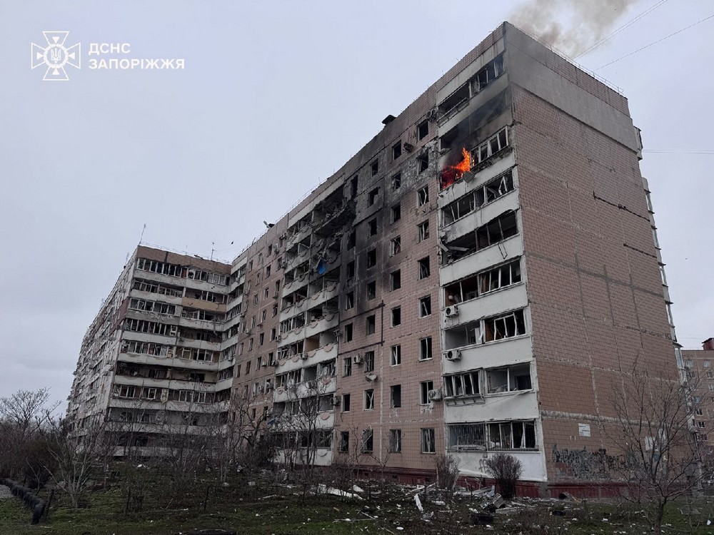 Ворог бомбардував Запоріжжя вдень 17 грудня, десятки постраждалих, є влучання в багатоповерхівку та інфраструктуру – що відомо