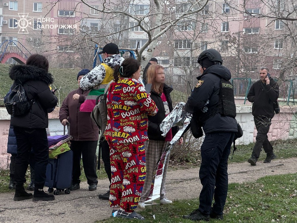 Ворог бомбардував Запоріжжя вдень 17 грудня, десятки постраждалих, є влучання в багатоповерхівку та інфраструктуру – що відомо