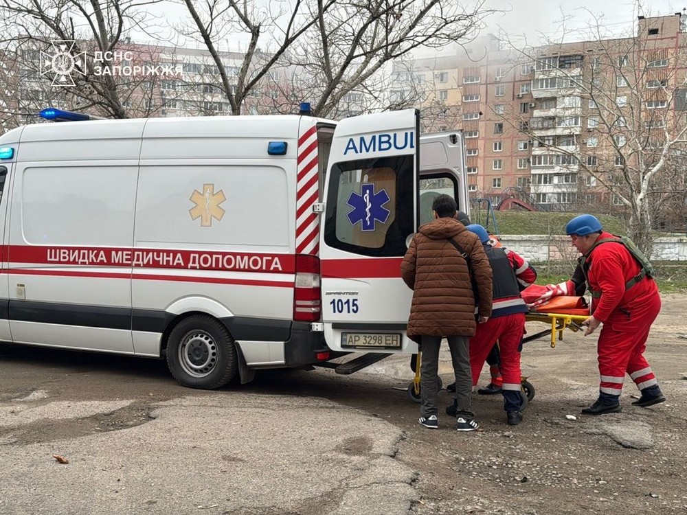 Ворог бомбардував Запоріжжя вдень 17 грудня, десятки постраждалих, є влучання в багатоповерхівку та інфраструктуру – що відомо