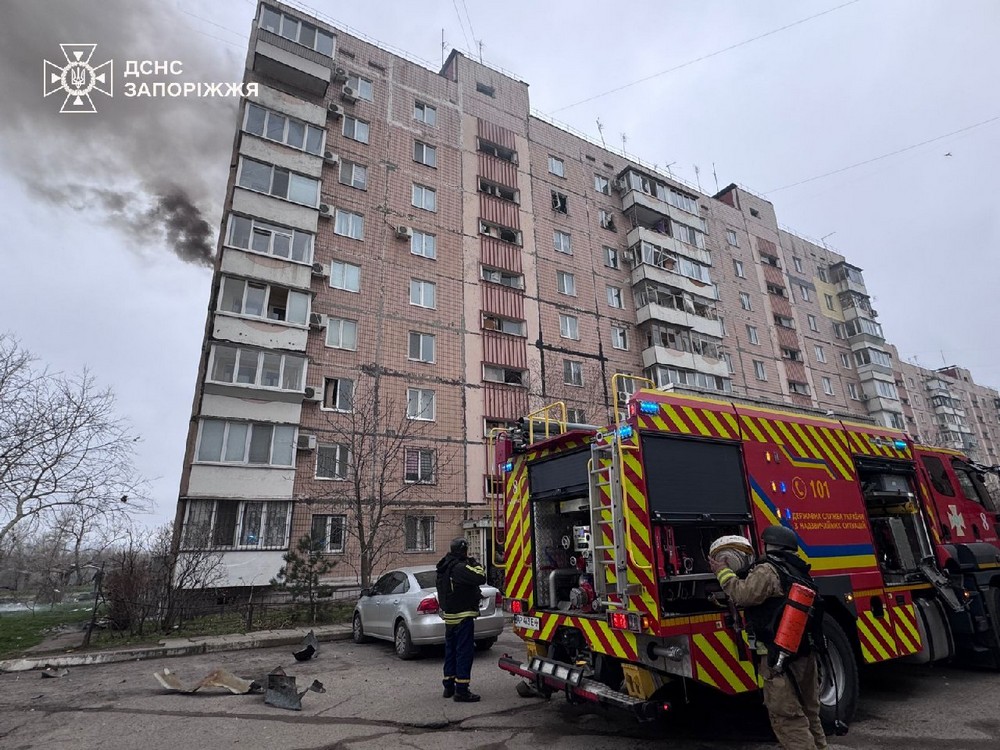 Ворог бомбардував Запоріжжя вдень 17 грудня, десятки постраждалих, є влучання в багатоповерхівку та інфраструктуру – що відомо