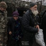 Останніх трьох мешканців з околиць Часового Яру евакуювали військові (фото)