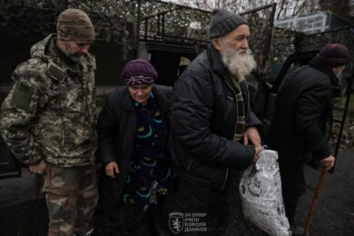 Останніх трьох мешканців з околиць Часового Яру евакуювали військові (фото)