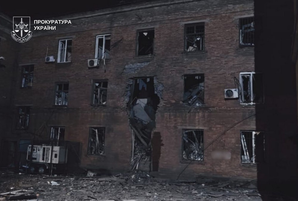 Нічна повітряна атака 18 грудня: багато поранених, удари по будинку культури, навчальному закладу, критичній інфраструктурі – все, що відомо (фото) Нічна повітряна атака 18 грудня: багато поранених, удари по будинку культури, навчальному закладу, критичній інфраструктурі – все, що відомо (фото)