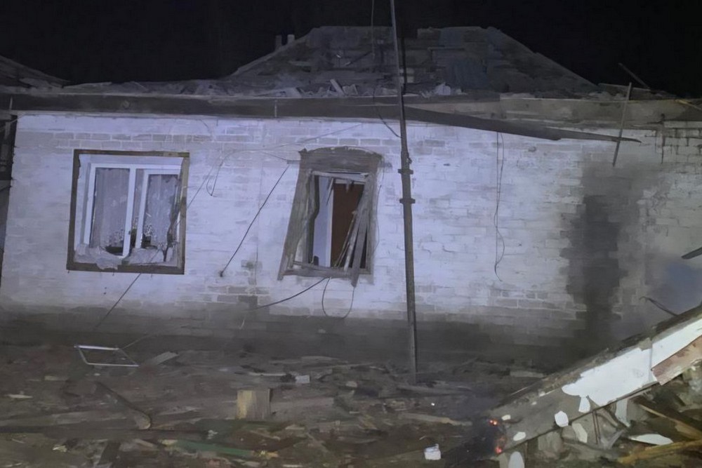 Нічна масована повітряна атака 19 грудня: знову удари по енергетиці і залізниці, скасовуються потяги, є постраждалі – все, що відомо (фото)