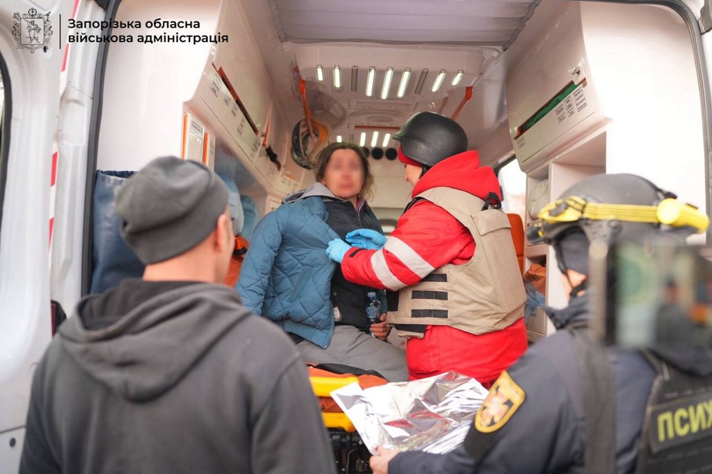 Ворог вдарив по Запоріжжю: постраждали люди, зруйновано будинки, змінюють рух потяги (фото)